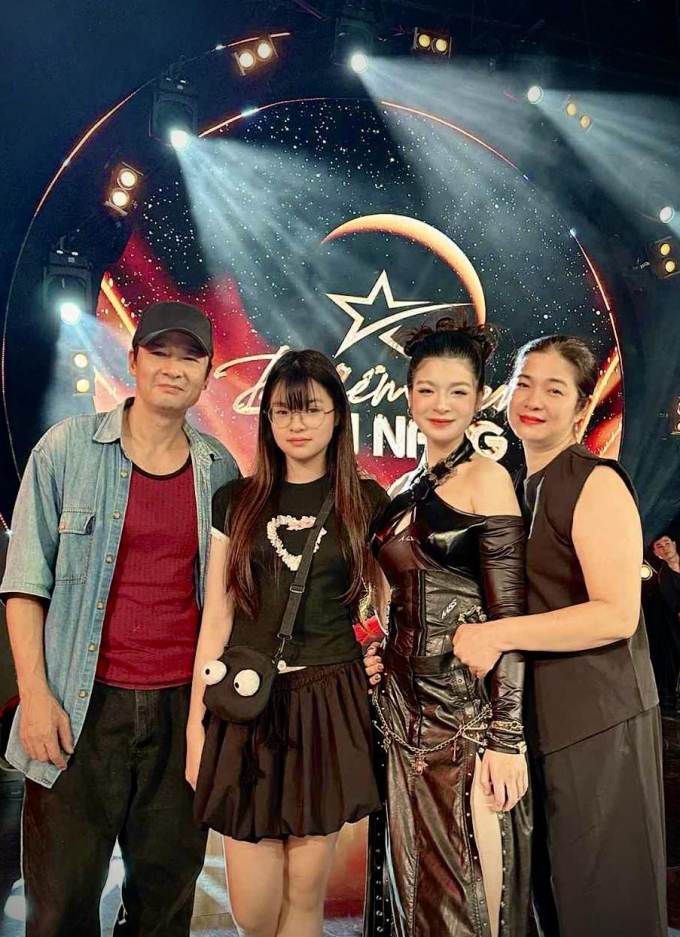 Hoài Anh bên bố mẹ và em gái út.