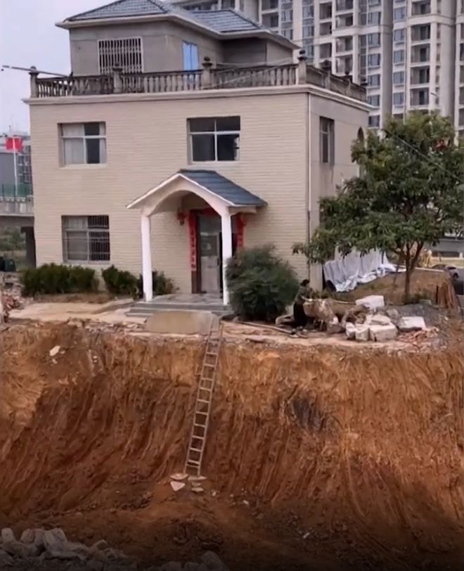 Chủ sở hữu biệt thự 300m² kiên quyết không rời đi dù được đề nghị bồi thường 3 căn hộ, khẳng định: “Chưa được bồi thường hợp lý thì chưa chuyển đi” - Ảnh 2.