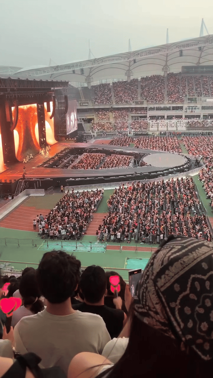Cảnh tượng gây tranh cãi tại concert của BLACKPINK - Ảnh 4.