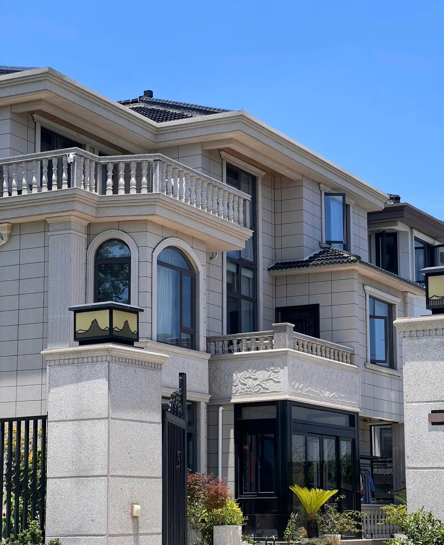 Người trẻ sống trong biệt thự, lái xe sang nhưng lại làm lễ tân khách sạn - Ảnh 3.